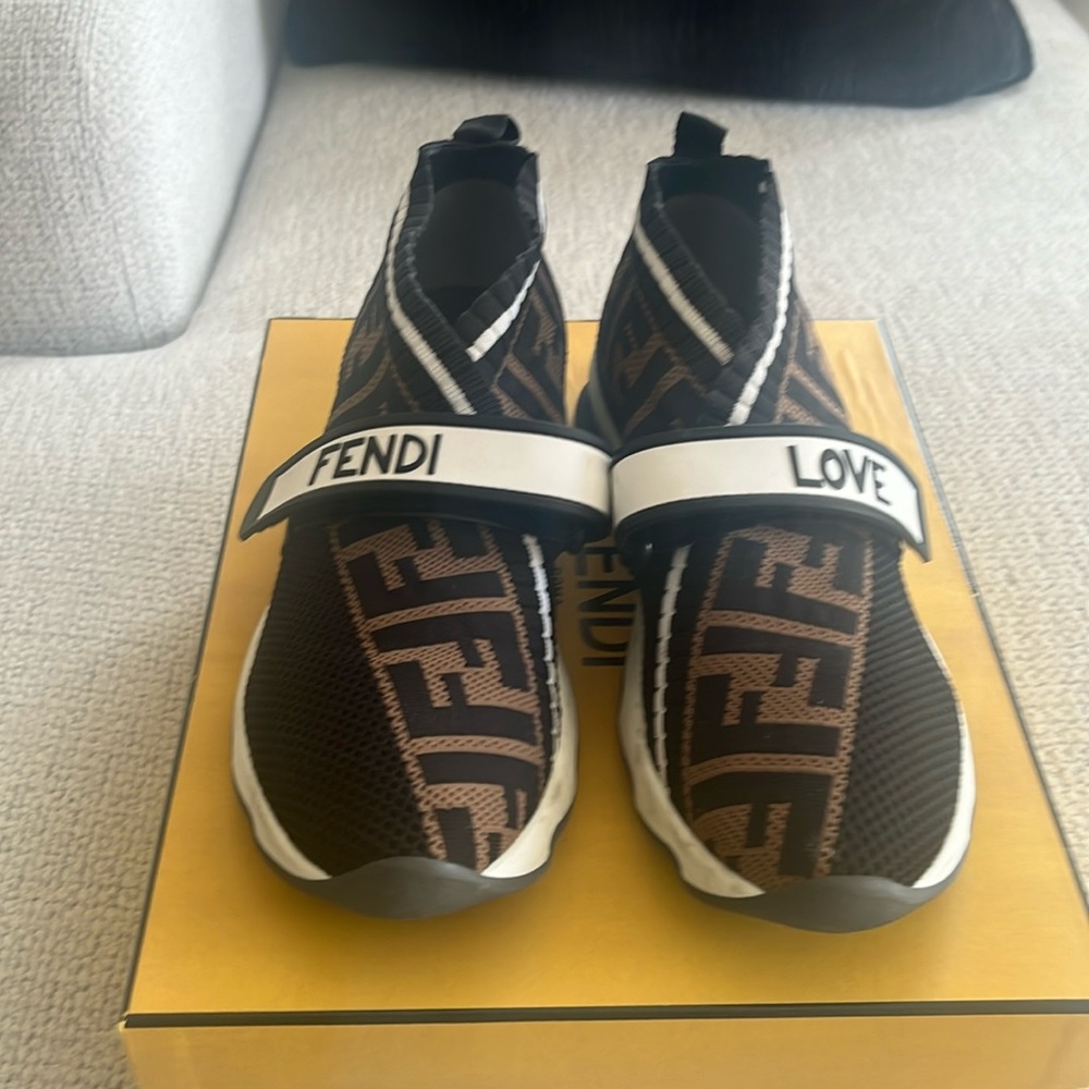 Women’s Fendi shoe💯 Authentic